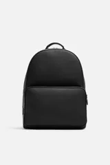 Mochila negra con textura y acabado engomado. Tiene un compartimento principal con cierre de cremallera, un bolsillo interior con cierre, un bolsillo frontal con cierre, un asa de mano, dos asas de hombro ajustables, parte posterior acolchada y banda de sujeción para equipaje.