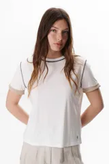Remera blanca de manga corta con cuello redondo y detalle de costuras en contraste en cuello y mangas.