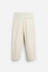 Pantalón largo verde oscuro de algodón con textura, corte recto y cintura elástica ajustable con cordón.