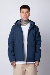 Campera azul con capucha, cierre frontal y bolsillos laterales con cierre.