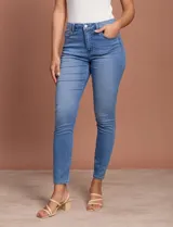 Jean skinny de tiro medio, color celeste, marca One Five One. Confeccionado en denim de algodón elastizado.