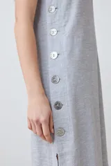 Vestido gris melange de lino, corte recto, sin mangas y con botones decorativos en el lateral.