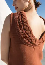 Musculosa azul marino tejida en hilo de algodón con trenza en el escote y espalda baja.