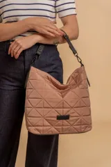 Cartera capitoneada color negro, con diseño geométrico y asa resistente. Amplia y cómoda, ideal para el uso diario.