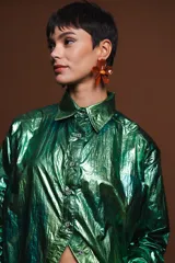 Aros colgantes con forma de flor color naranja y centro marrón.