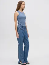 Pantalón de jean azul de tiro alto y corte oxford con apliques metálicos en bolsillos y laterales.