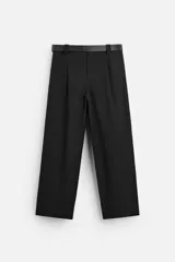 Pantalón negro de corte recto con cinturón de cuero sintético, pliegues frontales, bolsillos laterales y traseros con solapa.