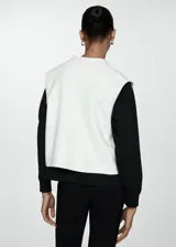 Chaleco blanco de tejido de punto fino con cuello camisero, cierre frontal con botones y dos bolsillos de solapa con botón en la parte delantera.
