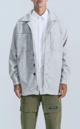 Chaqueta gris melange de paño con cuello clásico, cierre frontal con botones negros, dos bolsillos de parche en el pecho y dos bolsillos laterales.