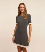Camisón manga corta confeccionado en viscosa más sostenible, color gris con detalles contrastantes en blanco en cuello y mangas.