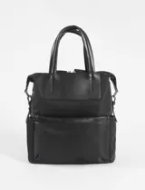 Mochila negra de tela con detalles en cuero vegano, doble asa de mano y correa de hombro ajustable.