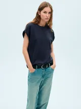 Remera azul marino de corte recto y mangas cortas con dobladillo.