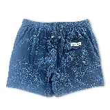 Short de baño negro con estampado de hojas de palmera en blanco. Tiene elástico en la cintura, cordón ajustable, tres bolsillos y mesh interior hipoalergénico.