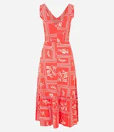 Vestido midi sin mangas confeccionado en viscosa estampada con motivos geométricos y florales en tonos naranja y blanco. Presenta escote en V, corte a la cintura con lazo y falda con volantes.
