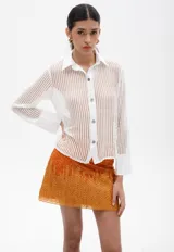 Camisa blanca de red con cuello clásico y puños de lino. Cierre frontal con botones de nácar.