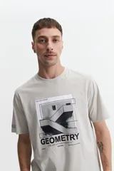 Remera gris de manga corta con estampado de escalera y texto en el frente.