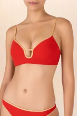 Top de bikini rojo con ribetes dorados, escote con abertura central, copas preformadas, breteles delgados ajustables y amarre en la espalda.