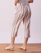 Pantalón capri de lino estampado marca Dash, con pretina ancha elastizada y bolsillos inclinados en la parte delantera.