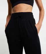 Pantalón deportivo tipo jogger color negro, confeccionado en viscosa, con elástico y lazo en la cintura y bolsillos laterales.