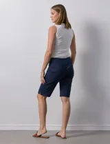 Bermuda amarilla en gabardina elastizada, marca Ruby Rd. Pretina ancha elastizada. Delantera con bolsillos simulados. Trasera con bolsillos aplicados.