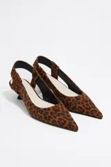 Zapato destalonado con estampado animal print, punta fina, escote cuadrado y tacón kitten.
