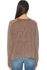 Sweater marrón de punto con cuello redondo y mangas largas.