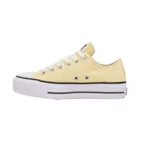 Zapatillas Converse Chuck Taylor All Star Lift, de caña baja con plataforma. Capellada de lona color amarillo pastel, con etiqueta tejida en la lengüeta, cordones de poliéster, ojalillos metálicos, vira y suela de caucho.