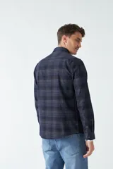 Camisa de pana a cuadros azul marino y rojo, de manga larga, con fit regular, cartera con botones y bolsillos con botones.