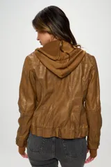 Campera marrón de cuero sintético con capucha desmontable, cierre frontal con cremallera y broches, bolsillos con solapa y puños tejidos.