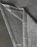 Musculosa gris con cuello redondo y corte oversize.