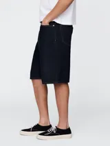 Short de jean azul oscuro, corte amplio y largo a la rodilla.