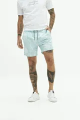 Short de baño con estampado a rayas verticales en tonos celeste y blanco, con cintura elástica ajustable con cordón, dos bolsillos laterales y uno trasero.