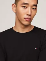 Remera negra de manga larga Tommy Hilfiger con logo bordado en el pecho. Corte extra slim y cuello redondo.