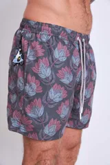 Short de baño celeste con estampado de motivos playeros en azul marino.