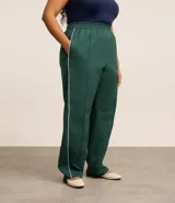 Pantalón recto verde oscuro con cintura elástica y vivos laterales blancos.
