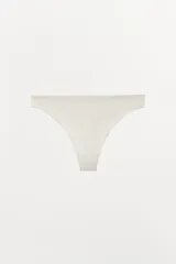 Tanga negra de tiro medio con cintura elástica.