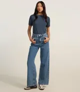 Blusa de viscosa color verde, con cuello redondo y manga corta con detalle plegado.