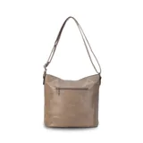 Bandolera beige de símil cuero con dos bolsillos frontales con cierre, un bolsillo trasero, tres bolsillos internos y correa larga regulable.