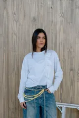 Remera blanca de manga larga.