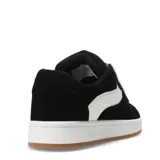 Zapatillas deportivas negras con detalles en blanco, suela blanca y base marrón.