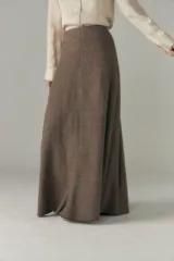Falda larga marrón con textura de espiga, de corte acampanado y cintura alta.