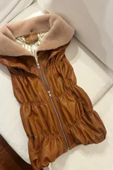 Chaleco de cuero ovino color caramelo con doble cierre y cuello desmontable de lanar.