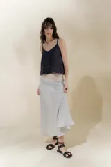 Falda midi de lino color gris claro, de silueta amplia y pretina elastizada color beige.