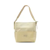 Cartera al hombro color beige con textura simil cuero de reptil en la parte inferior y asa trenzada.
