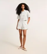 Short runner de sarga listrado con cintura elástica y encajes en los laterales.