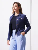 Campera de algodón azul marino, marca Dash. Con cuello solapa, abertura central con botones y bolsillos delanteros.