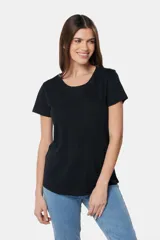 Remera azul de algodón y poliéster, de corte recto, cuello redondo y manga corta.