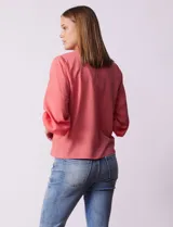 Blusa de gasa color blanco, marca Sioni, de corte recto y mangas 3/4 amplias con abertura y botón.