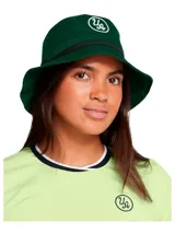 Gorro tipo bucket verde oscuro con banda negra alrededor de la copa y logo bordado en blanco.
