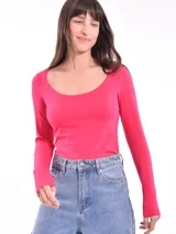 Remera básica de manga larga color fucsia, con escote redondo.